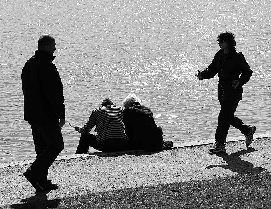 2020_1545 Frühling - Fussgänger und Walker am Stadtparksee im Gegenlicht.jpg  | Fruehlingsfotos aus der Hansestadt Hamburg; Vol. 2